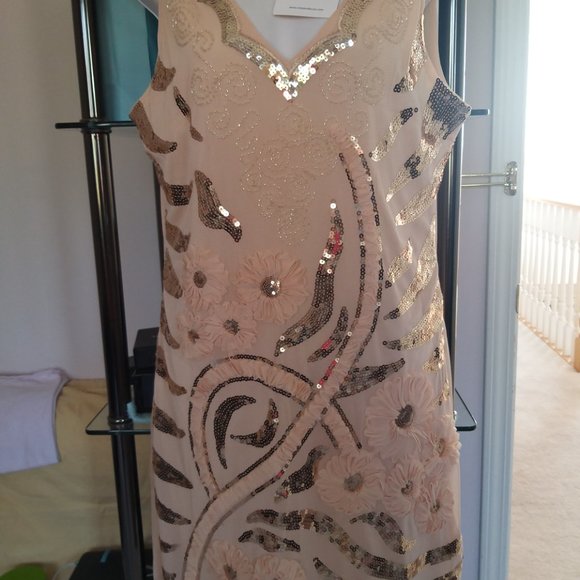 NEW Vicky & Lucas Charlotte Floral Sequin Dress in Beige- one size - Picture 14 of 16